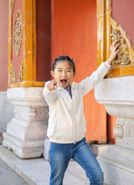 北京紫禁城的亚洲小女孩图片下载