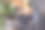 一名男子在他的露营车里用笔记本电脑工作，他微笑的儿子看着他图片下载