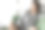 美丽的年轻女子在家里客厅的沙发上放松。日光。女性在灰色毛衣填充舒适在她的房子。周末图片下载