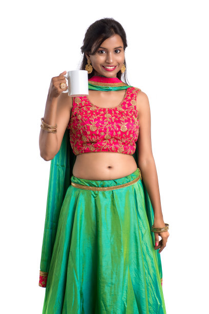 美丽的年轻女孩与一杯茶或咖啡摆在白色的背景图片下载