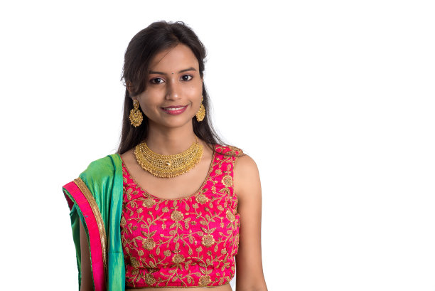 美丽的印度传统女孩在白色背景上摆姿势。图片下载