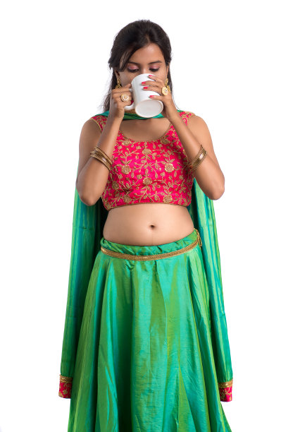 美丽的年轻女孩与一杯茶或咖啡摆在白色的背景图片下载