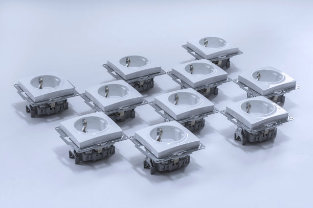 白色背景下的家用塑料电源插座图片下载