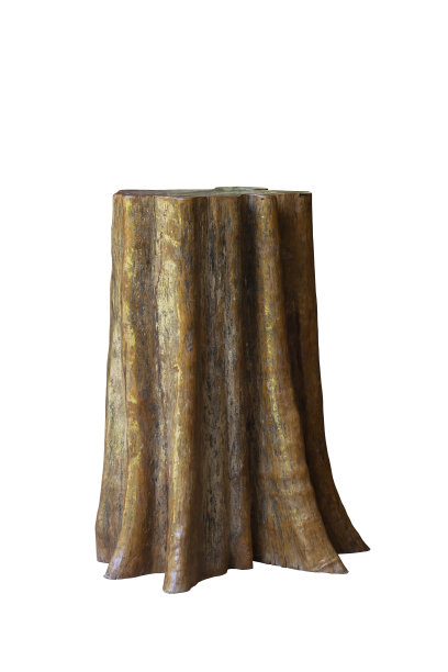 木制椅子由原木隔离在白色背景，包括剪切路径。图片下载