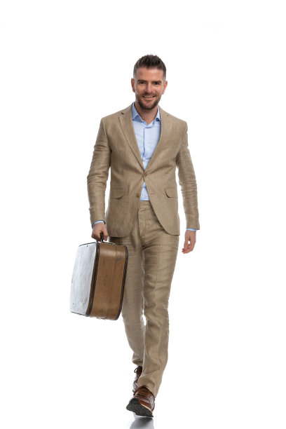 带着行李的快乐男人请了几天假，离开了小镇图片下载