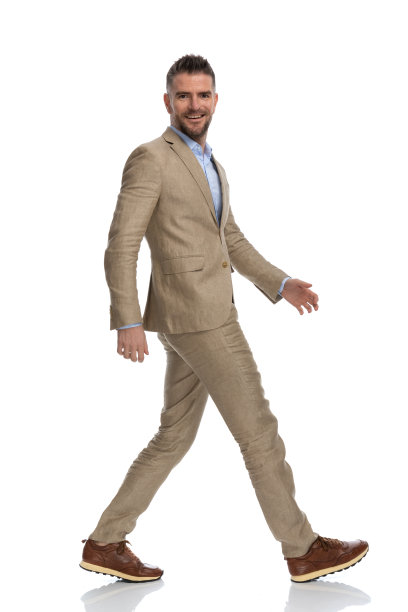 穿着西装的大胡子男人微笑着走着图片下载