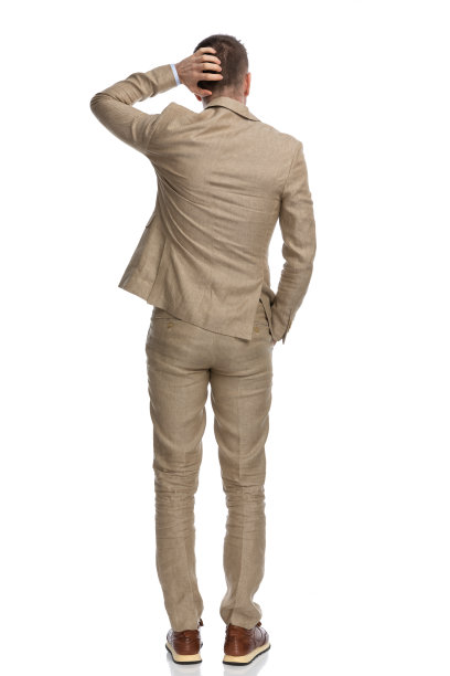 穿着米色西装的困惑男子搔着头思考着图片下载