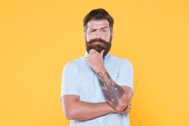 令人难以置信的头发。自信英俊的野蛮男人。有魅力的家伙看起来很严肃。男理发师时尚。头发和胡须的护理。留着胡子的厨师穿着白衬衫。留着小胡子的野蛮白人嬉皮士图片下载