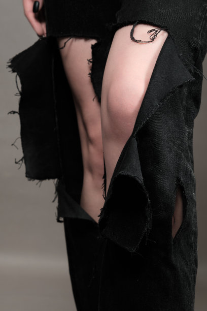 把黑色牛仔裤图片下载