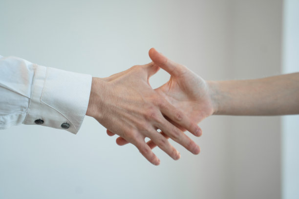 商务人士在成功会面后握手图片下载