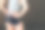 手放在腰上的身体部位的特写照片，灰色t恤和短运动短裤图片下载