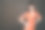 在黑色背景下，一位身穿橙色连衣裙的黑发女郎笑容满面。快乐的女孩图片下载