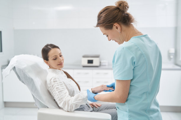 在美容院进行皮肤检查的女人图片下载