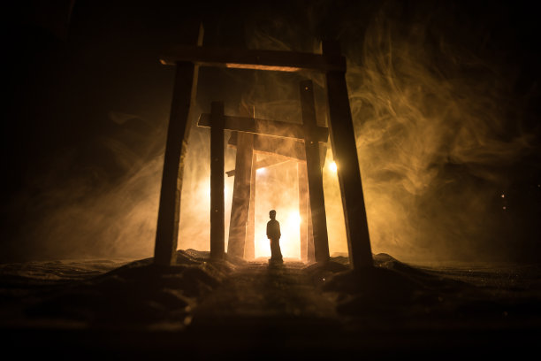 创意艺术品装饰。抽象的日式夜间木制隧道。有选择性的重点图片下载