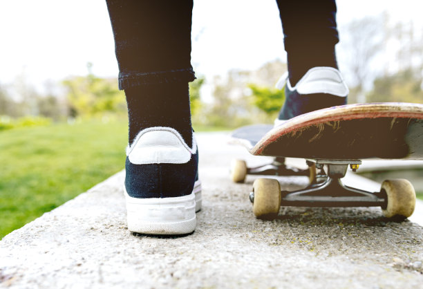 年轻女滑板手的腿图片下载