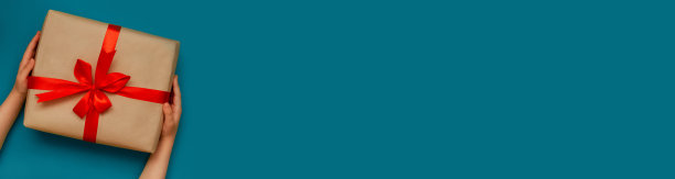 牛皮纸做的横幅礼物，蓝色的背景上，孩子们手拿红丝带和蝴蝶结图片下载