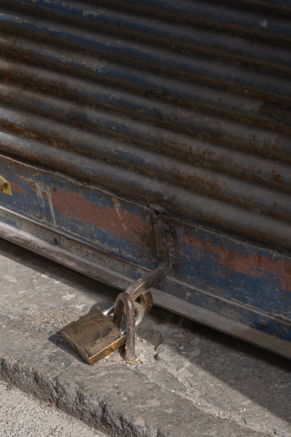 关闭店铺百叶窗和挂锁。经济危机和破产。图片下载