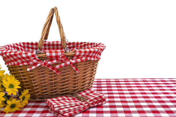 空的野餐篮和白色的餐巾。本空间图片下载