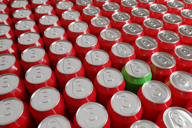 一个绿色的汽水罐和其他红色的汽水罐。3 d演示。图片下载