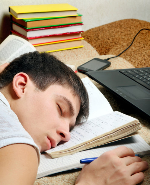 学生带着书睡觉图片下载