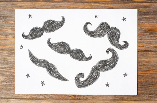 孩子在木桌上画画。父亲节或国际男性健康日的明信片。图片下载