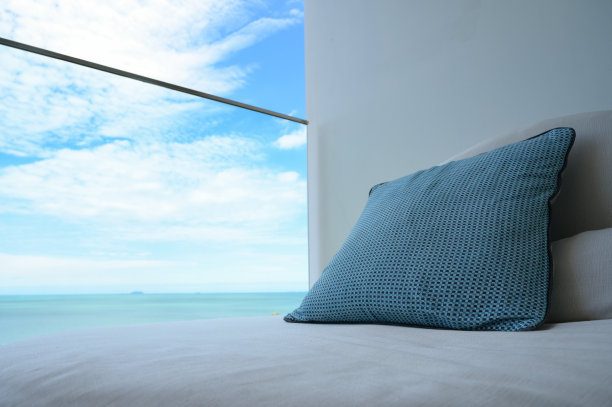 蓝色枕头在阳台上与天空和大海图片下载