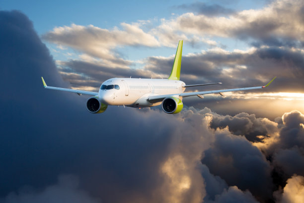 客机在暴风云的上空高高飞行。飞机的前视图。图片下载