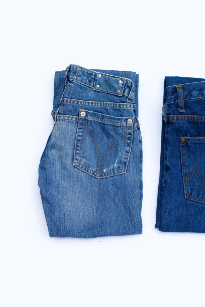 白色背景上的蓝色牛仔裤。图片下载