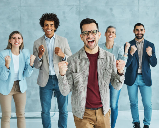 商人商务团队女商人成功会议庆祝同事办公室团队合作愉快愉快庆祝小组创业学生朋友图片下载