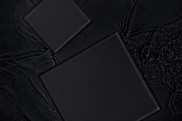 两个空的方形平台上透明的黑色水的背景图片下载