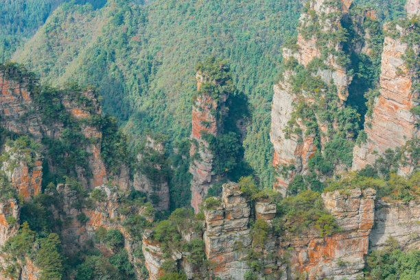 张家界森林公园的悬崖峭壁。图片下载