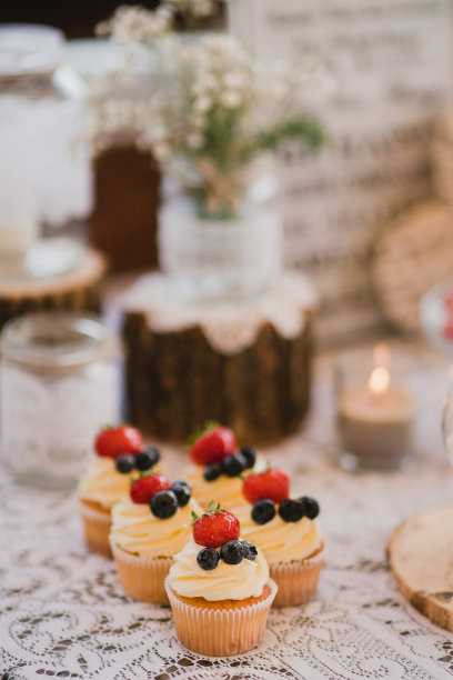 婚宴上的糖果棒配上美味的甜点和开胃菜。图片下载