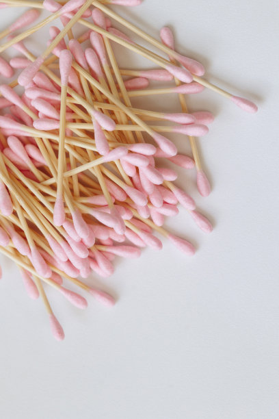 一堆竹制棉签或卫生棉条图片下载