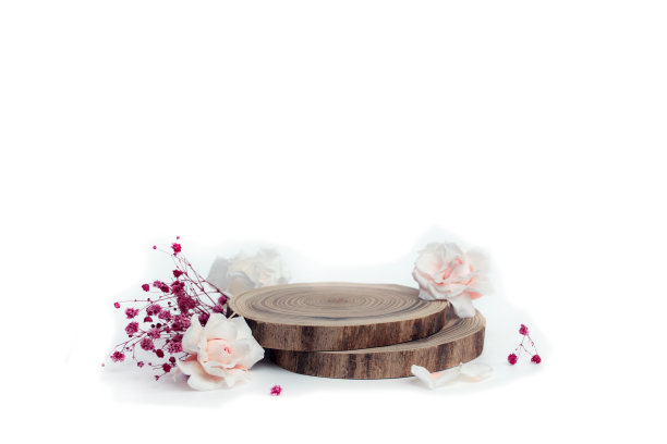 讲台上有产品演示模型。极简主义场景的锯树与粉红色的玫瑰花桃花的背景。展览的展柜。空间的文本。平铺，正面视图。图片下载