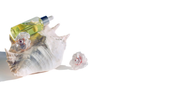 平台与模拟产品演示场景与玫瑰壳和瓶子图片下载