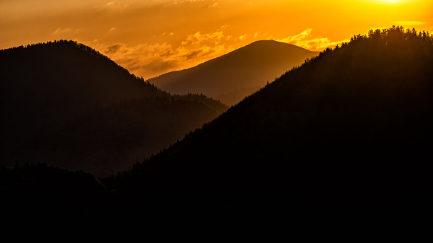 群山在日出的映衬下剪影。斯洛伐克的低塔特拉斯。图片下载