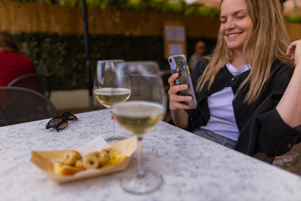 年轻的女游客在当地的小酒馆喝酒图片下载