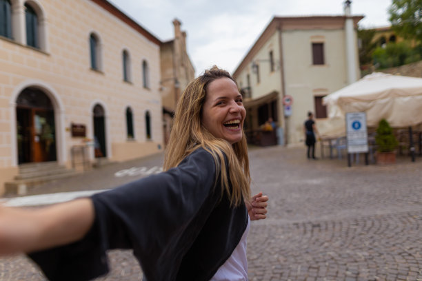 美丽的年轻女子坠入爱河图片下载