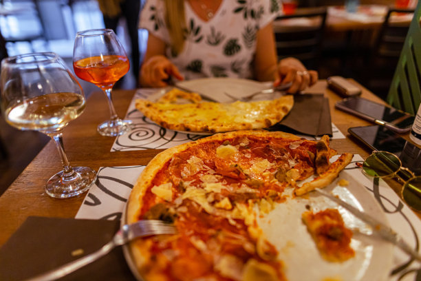 披萨店的浪漫晚餐图片下载