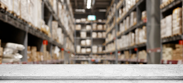 空的石头桌面与模糊的仓库背景，模板模拟的产品展示图片下载