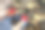 戴着红色手套的男人坐在一堆柴火上图片下载