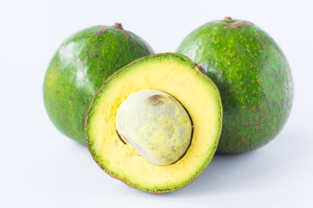 鲜鳄梨切成两半，果肉淡黄色图片下载