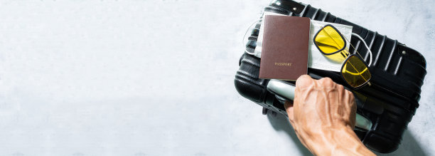 行李、行李箱、护照和口罩、手提护照和疫苗接种批准卡、笔记本电脑包和行李准备出差。新常态下旅客、旅客旅行所需的疫苗证件和公民身份证件图片下载