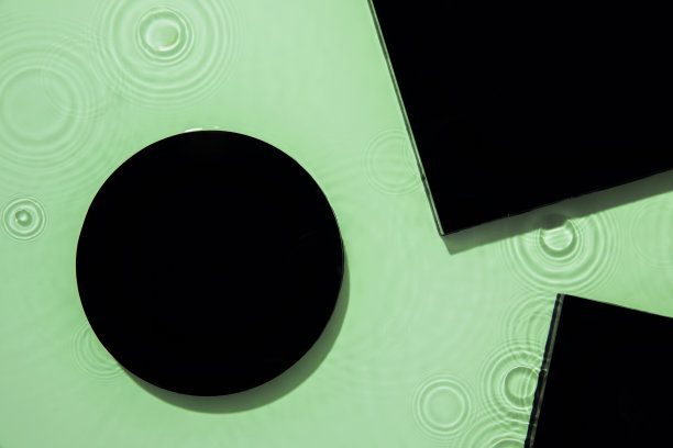 抽象的黑色几何图形组成透明的绿色清澈的水图片下载