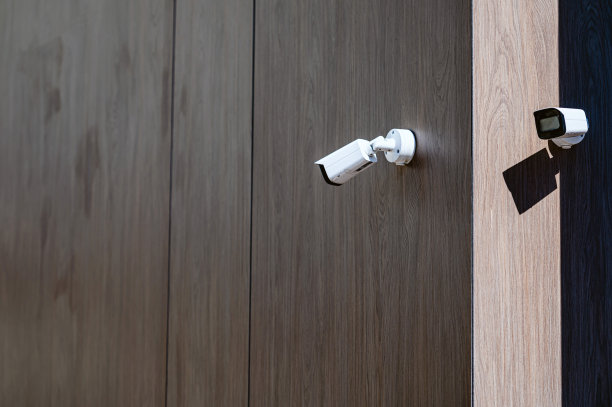 街上的白色闭路电视，城市的安保。现代技术和设备图片下载