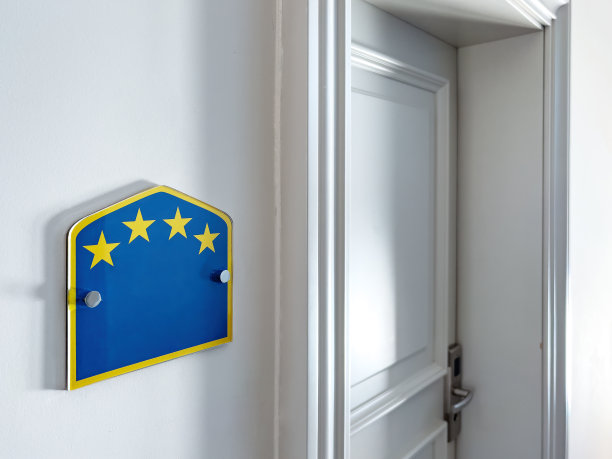 宿舍门旁边的四星公寓徽章图片下载