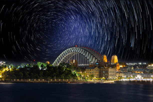 澳大利亚新南威尔士州悉尼港上空的星迹。可爱的图案和美丽的颜色的夜晚。图片下载