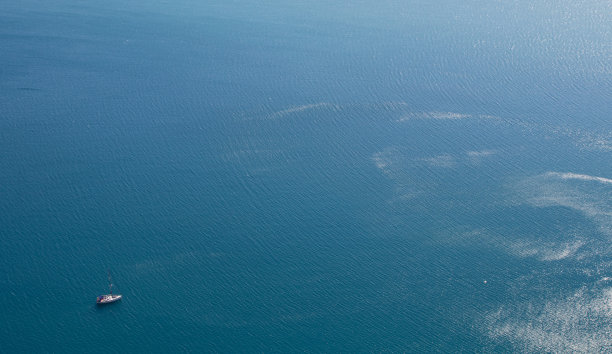 旅游船的顶视图，笔直向前在图片下载