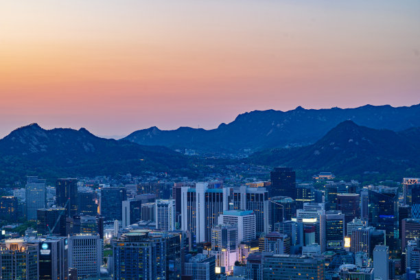 从韩国首尔南山拍摄的首尔城市夜景图片下载
