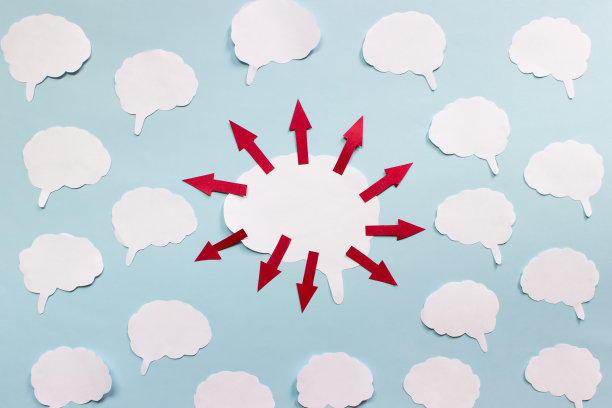 蓝色背景上有大脑和红色箭头的抽象插图图片下载